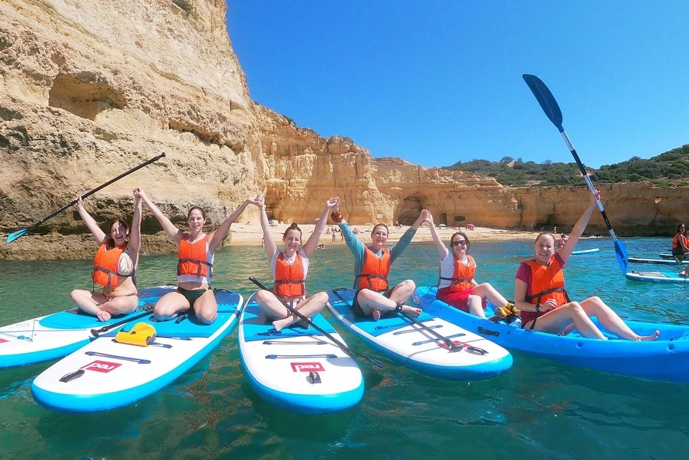 Group on paddleboarding tour near the caves of Armação de Pêra, Algarve