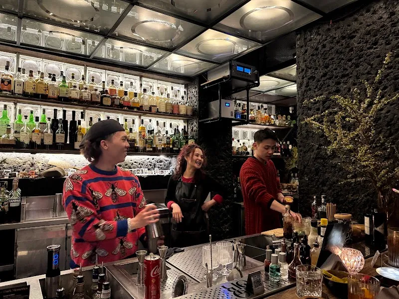 On The Rocks Cocktail Bar